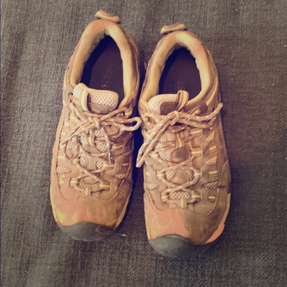 KEEN size 9 low top hiking shoes